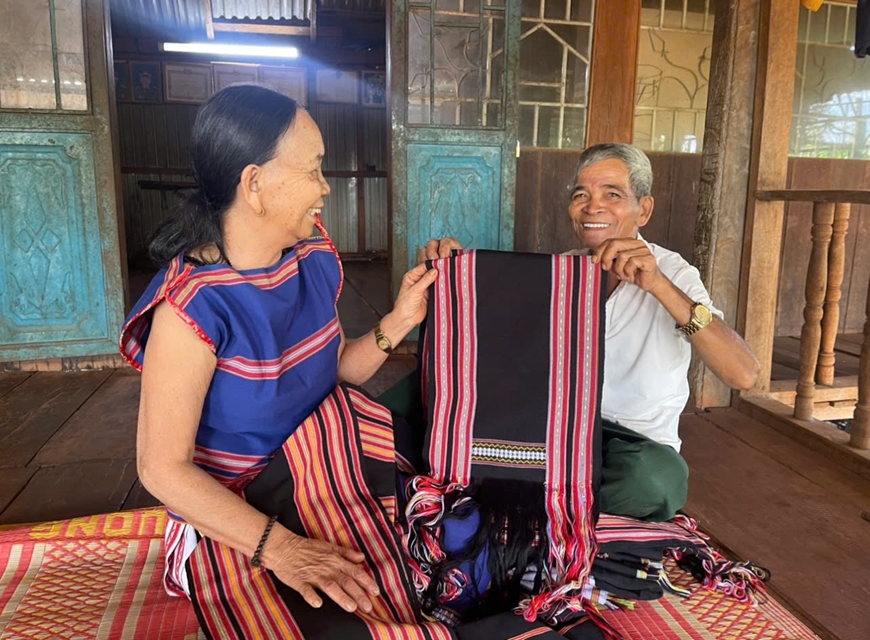 Cựu chiến binh Rơ Châm Monh - Người đưa văn hóa thổ cẩm ra thế giới
