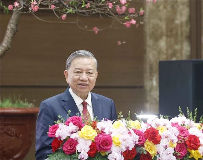 Tổng Bí thư Tô Lâm dâng hương tại Tượng đài vua Lý Thái Tổ và thăm, chúc Tết Đảng bộ, chính quyền, nhân dân Thủ đô Hà Nội