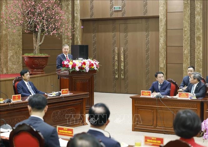 Tổng Bí thư Tô Lâm dâng hương tại Tượng đài vua Lý Thái Tổ và thăm, chúc Tết Đảng bộ, chính quyền, nhân dân Thủ đô Hà Nội