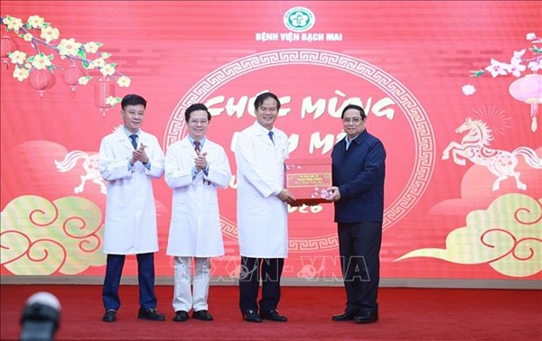 Thủ tướng Phạm Minh Chính thăm, chúc Tết, động viên y bác sĩ và bệnh nhân tại các Bệnh viện