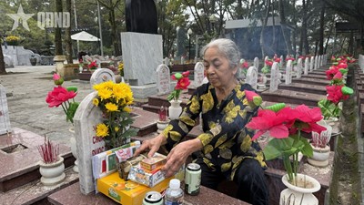 Gallery - 	Ngày Tết đến viếng nghĩa trang Liệt sĩ ở Quảng Trị