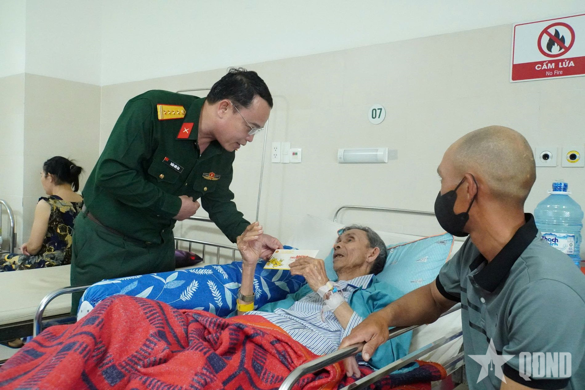 Bộ CHQS TP Đà Nẵng thăm, tặng quà bệnh nhân tại các bệnh viện 