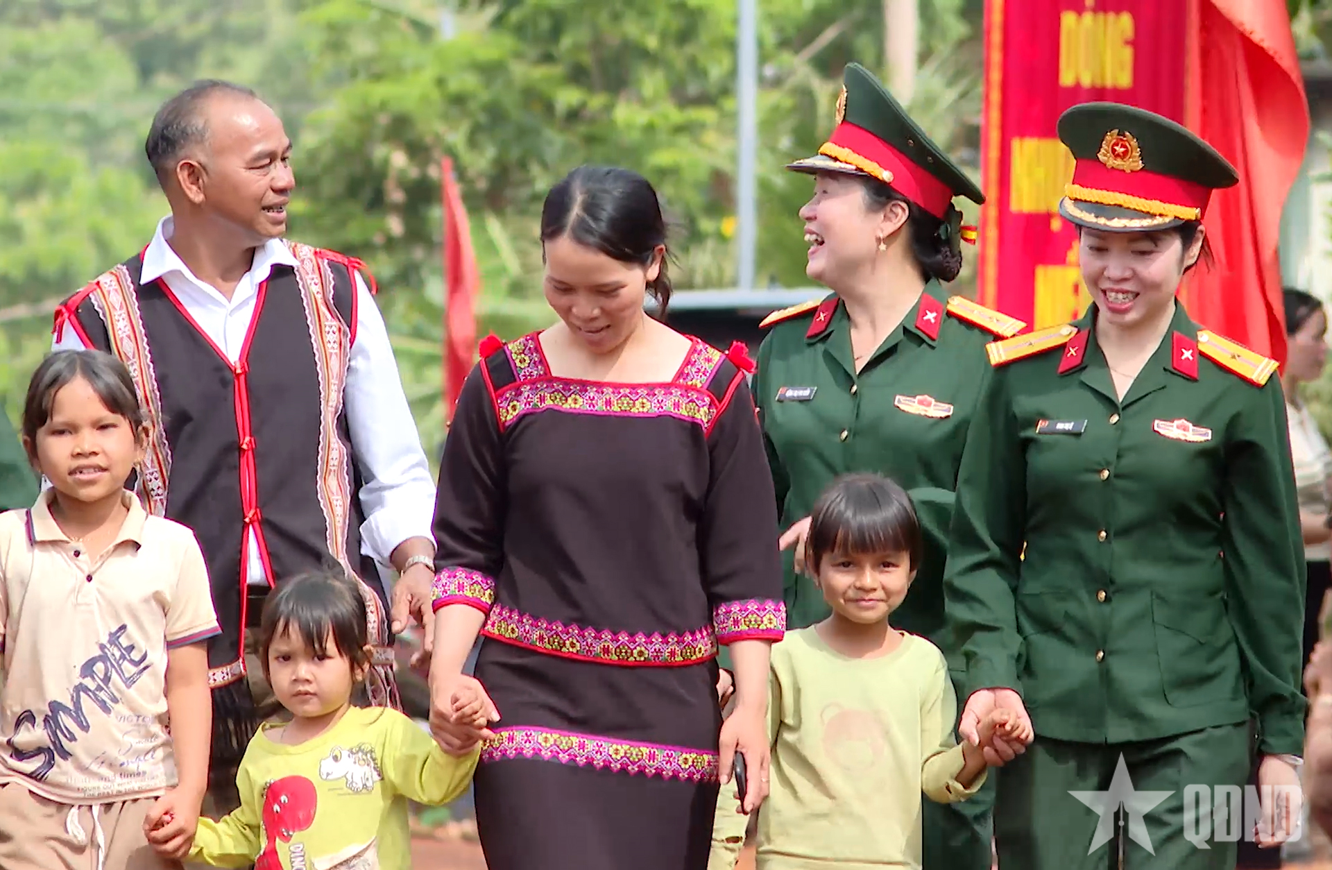 Binh đoàn 15: Mang Tết tươi vui, đầm ấm, hạnh phúc đến với đồng bào