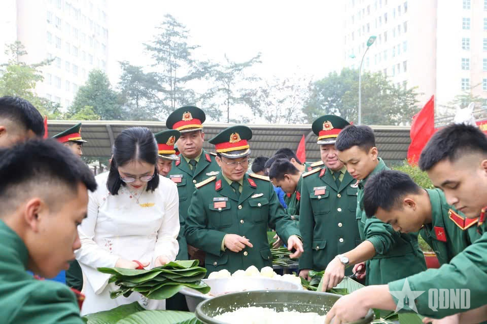 Vui đón xuân mới ở Trường Sĩ quan Chính trị