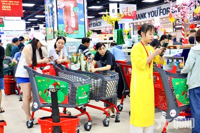 View - Nhộn nhịp mua sắm Tết tại siêu thị và chợ truyền thống ngày 29 Tết