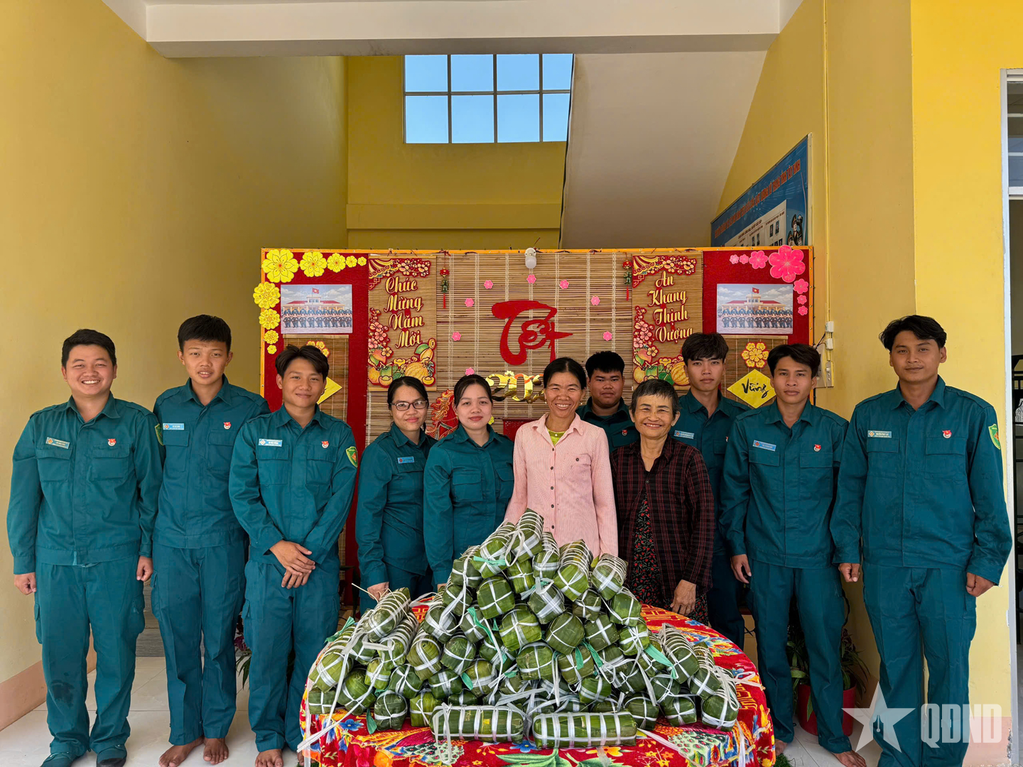 Chiến sĩ dân quân tất bật trước đêm giao thừa