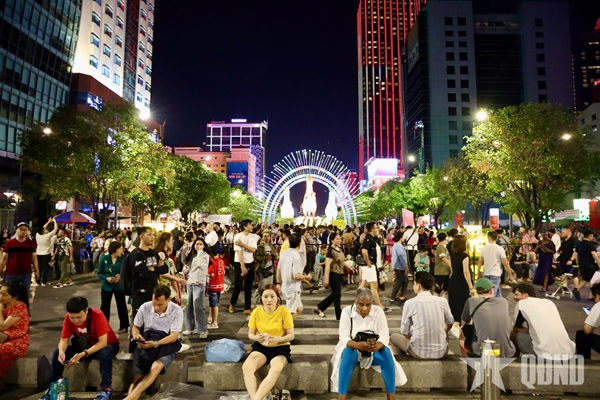 TP Hồ Chí Minh Người dân đổ về trung tâm vui chơi, chờ đợi pháo hoa bừng sáng