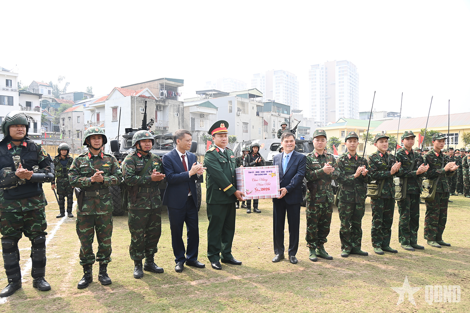 Chủ tịch UBND tỉnh Quảng Ninh thăm, chúc Tết cán bộ, chiến sĩ Bộ CHQS tỉnh

