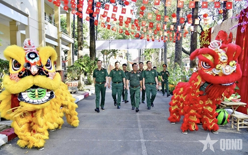 Trung đoàn Gia Định vui xuân, sẵn sàng chiến đấu cao