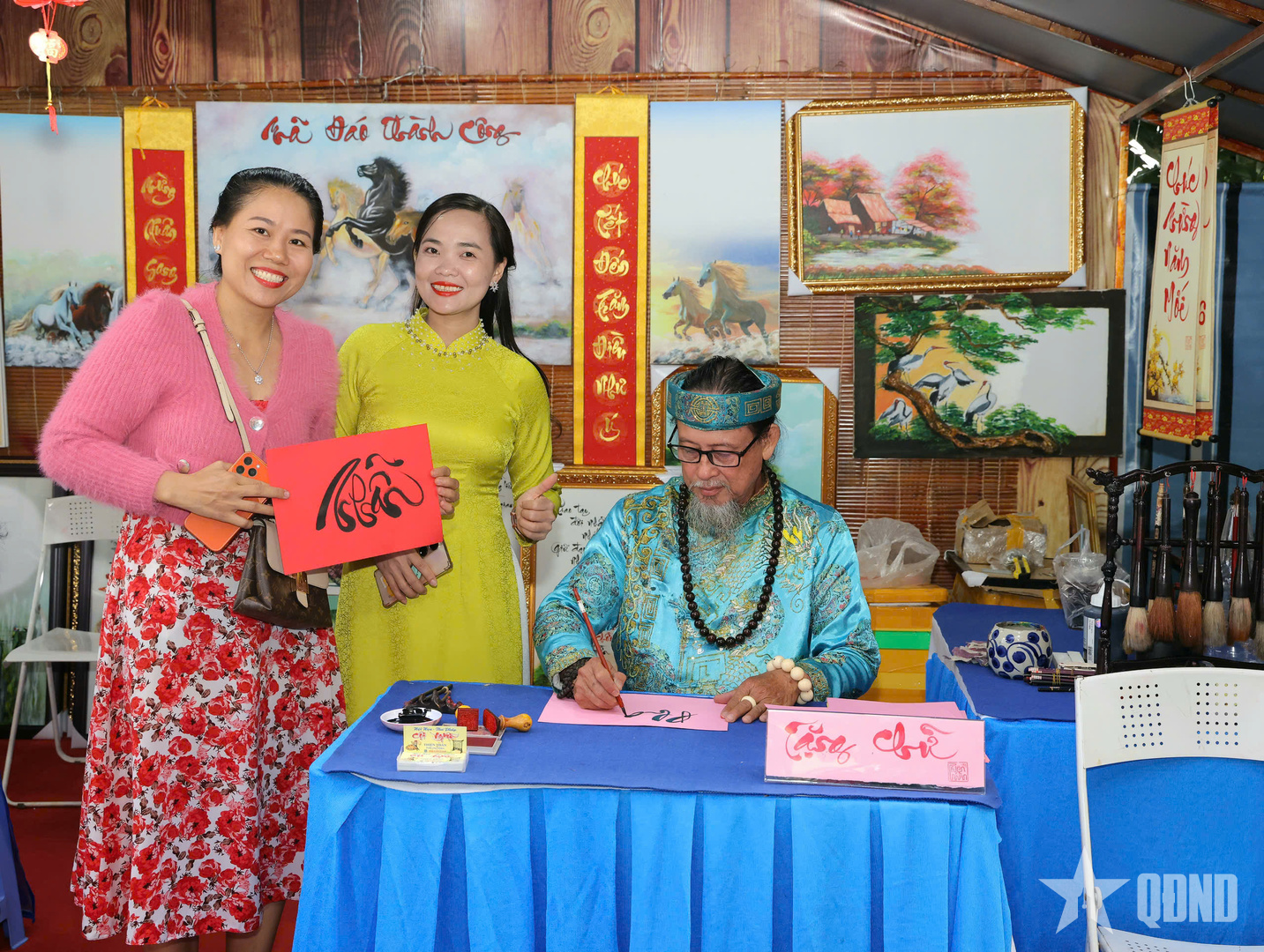 Giữ hồn xuân qua nét chữ đầu năm mới
