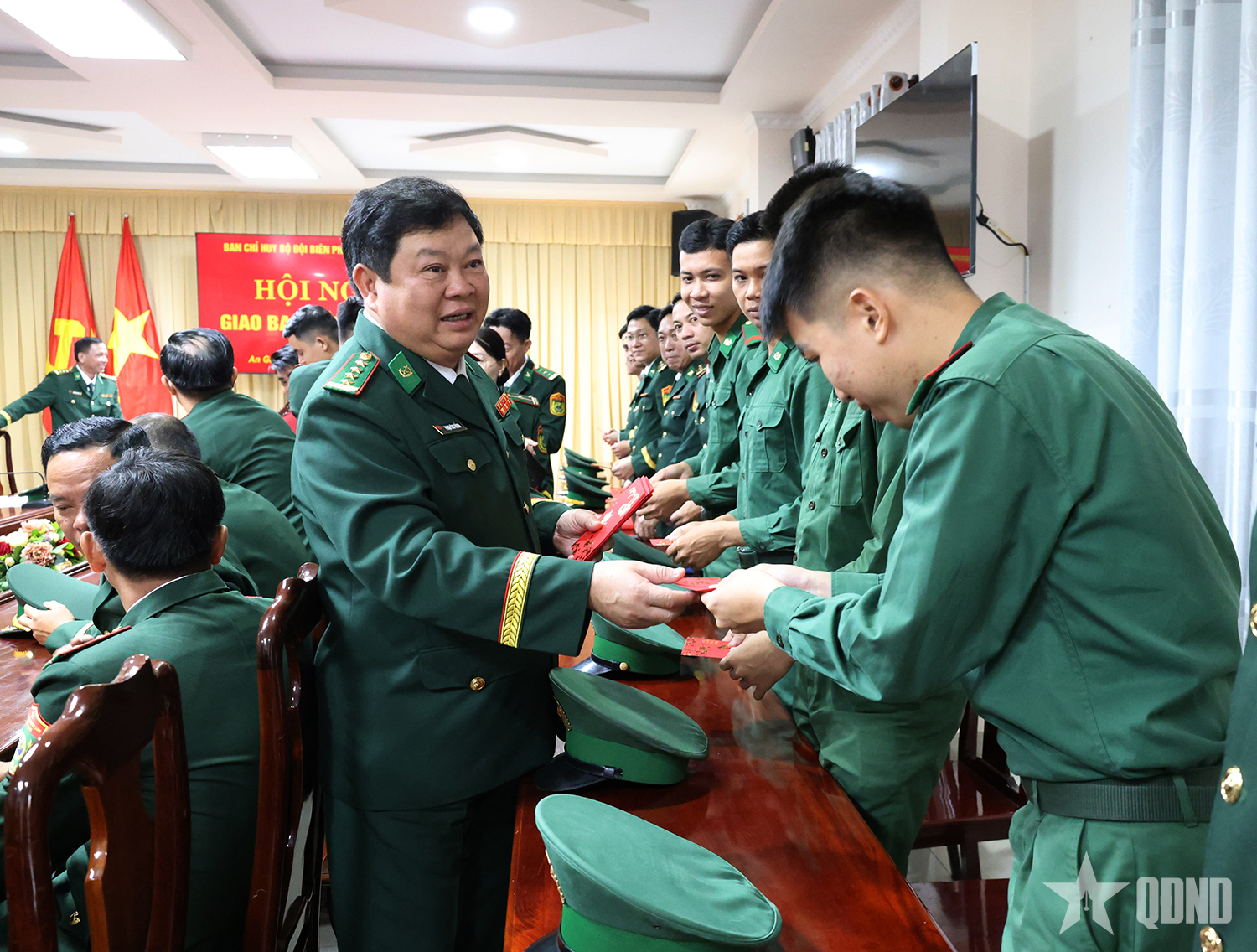 Bộ đội Biên phòng tỉnh An Giang dâng hương tại Tượng đài Bác Hồ với chiến sĩ Biên phòng đầu năm mới