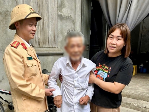 Hành động ý nghĩa của Cảnh sát giao thông Hà Nội