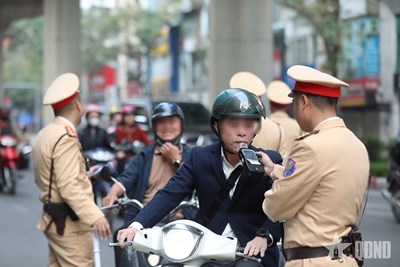 Gallery - 	Hà Nội: Đồng loạt kiểm soát nồng độ cồn sáng mồng 1 Tết