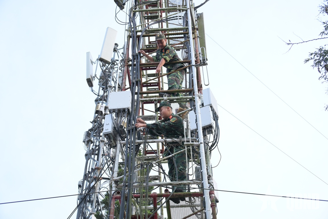 Bộ đội Thông tin Quân khu 9 gác niềm riêng đón xuân trên chốt