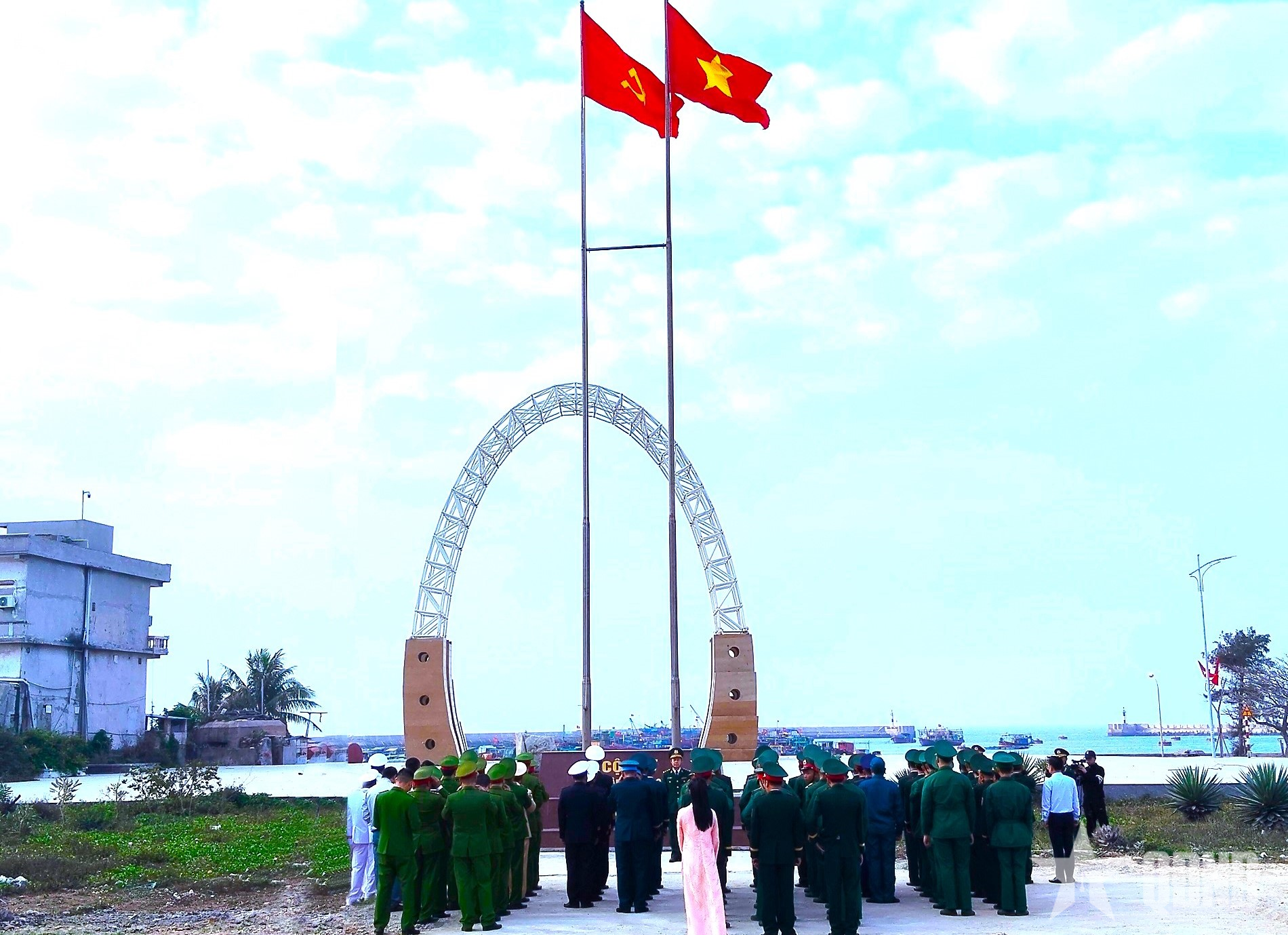 Thiêng liêng Lễ chào cờ chủ quyền trên đảo Bạch Long Vĩ