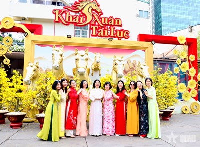 Gallery - TP Hồ Chí Minh: Áo dài xuống phố ngày xuân