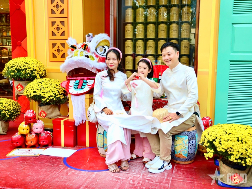 View - 	TP Hồ Chí Minh: Áo dài xuống phố ngày xuân