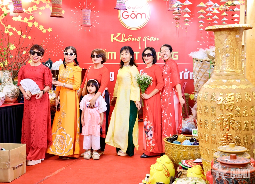 View - 	TP Hồ Chí Minh: Áo dài xuống phố ngày xuân