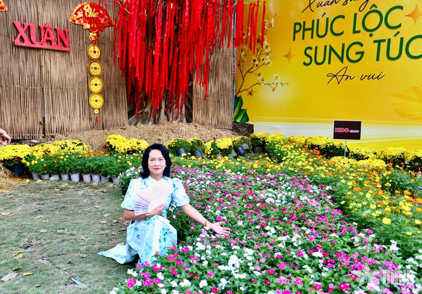 View - 	TP Hồ Chí Minh: Áo dài xuống phố ngày xuân