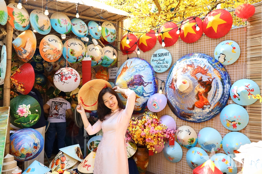 View - 	TP Hồ Chí Minh: Áo dài xuống phố ngày xuân