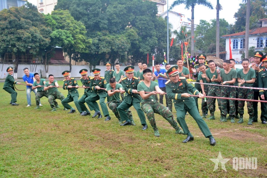 Thượng tướng Phùng Sĩ Tấn kiểm tra, chúc Tết tại Tiểu đoàn 93 và Trung đoàn 293