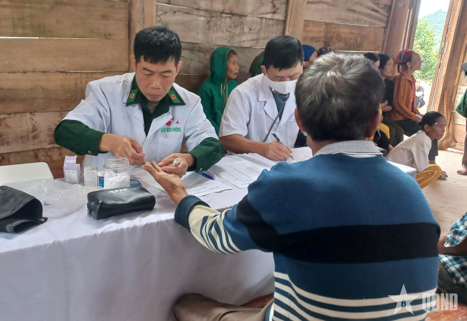 Bác sĩ Biên phòng trực Tết ở trạm y tế xã