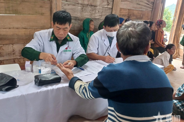 Bác sĩ Biên phòng trực Tết ở trạm y tế xã