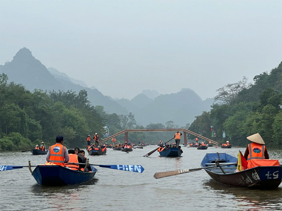 Hơn 60.000 lượt khách trẩy hội chùa Hương 3 ngày Tết