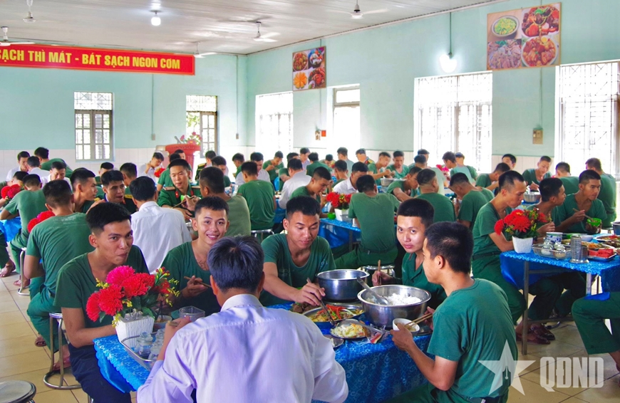 Sư đoàn 309 (Quân khu 7): Thân tình bữa cơm Mồng 3 Tết