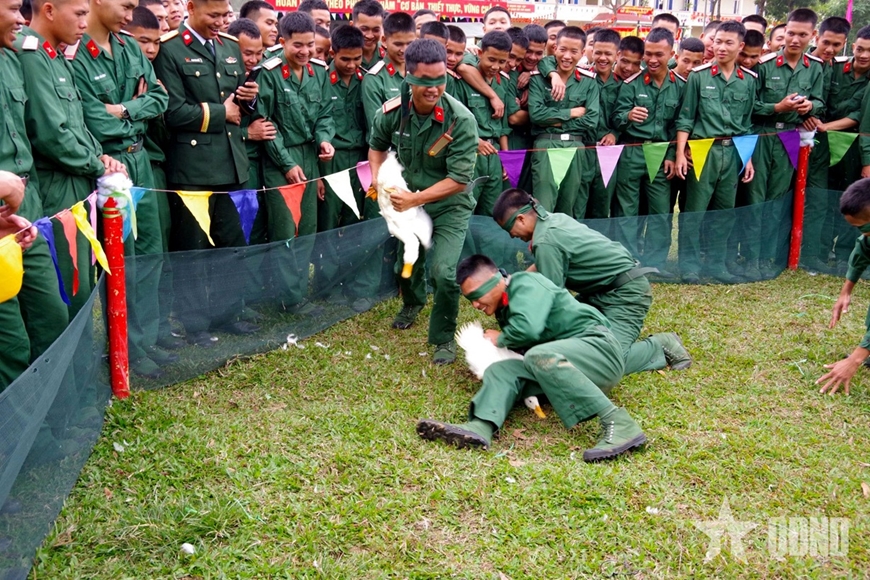 Ấm tình đồng đội trong ngày Tết quân ngũ ở Trung đoàn 3