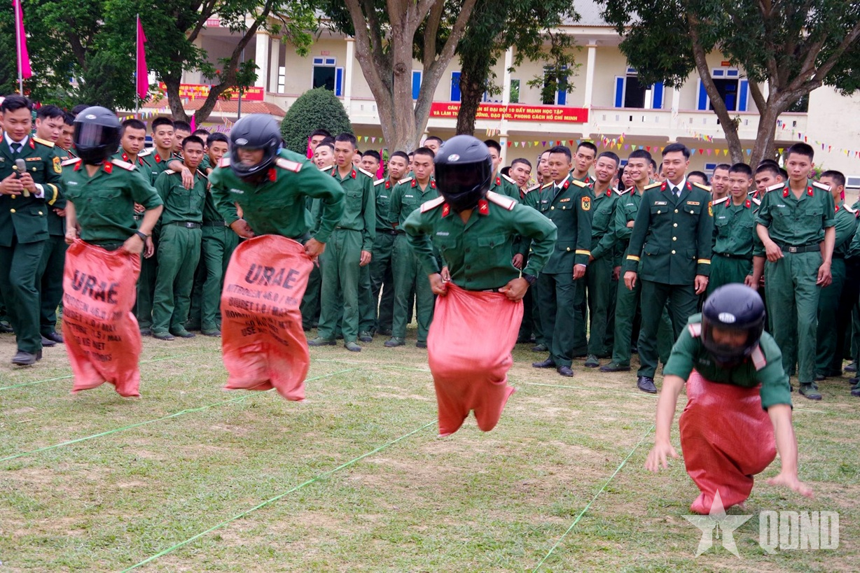 Ấm tình đồng đội trong ngày Tết quân ngũ ở Trung đoàn 3