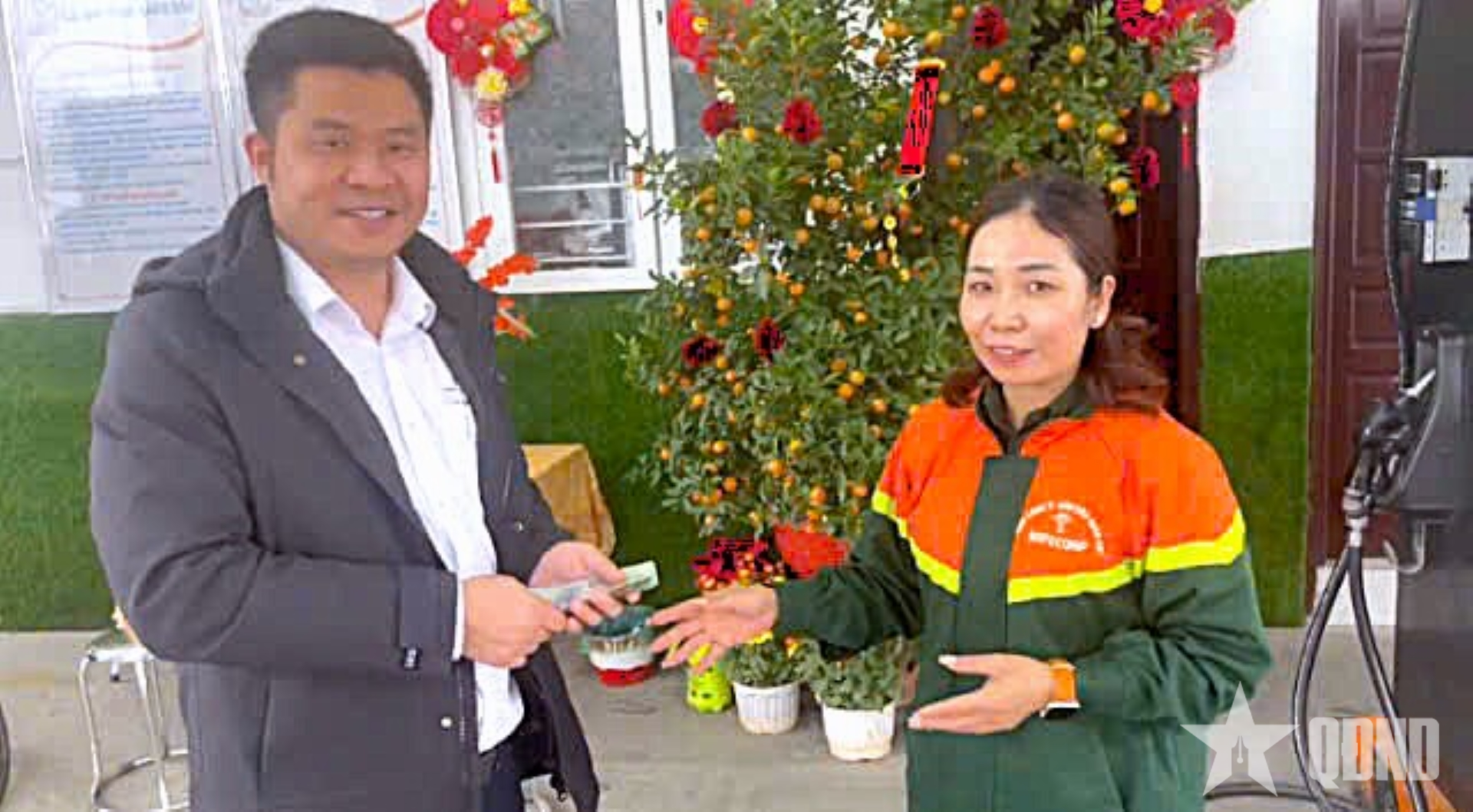 Nhân viên trạm xăng dầu Quân đội trả lại tiền cho người đánh rơi