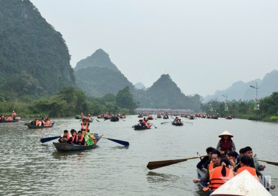 Gallery - 	Cáp treo chùa Hương tắc nghẽn ngày mồng 3 Tết