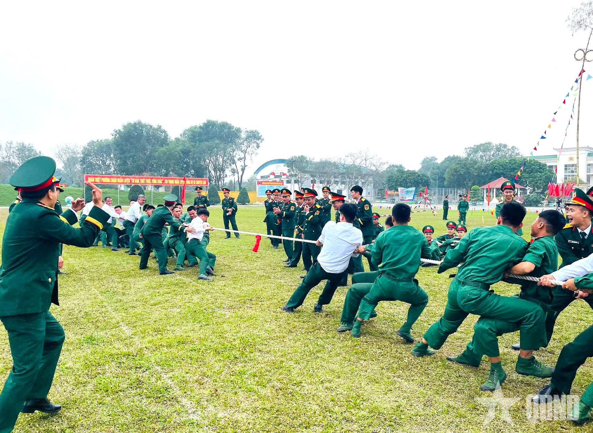 Lữ đoàn phòng không 241 vui xuân mới, quyết tâm bảo vệ vững chắc vùng trời Tổ quốc