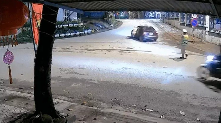 Tuyên Quang: Tài xế có nồng độ cồn lái ô tô kéo lê Cảnh sát giao thông gần 500m

