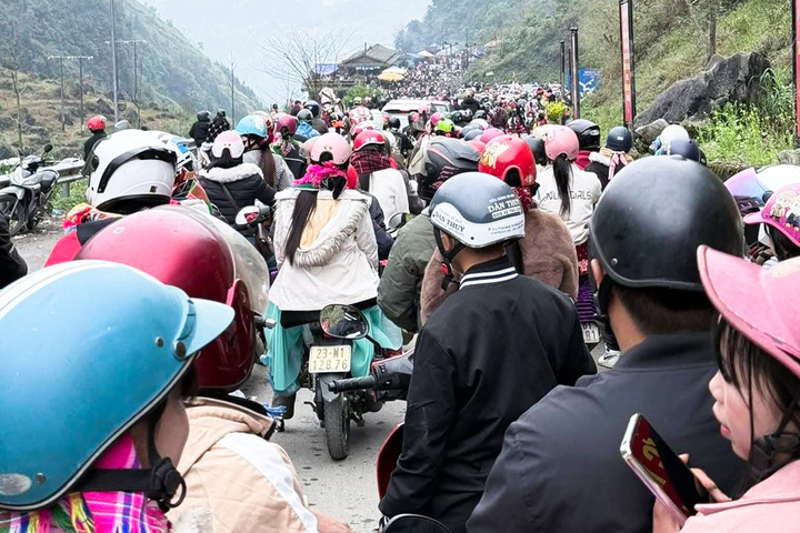 Hà Giang (Tuyên Quang) tắc cứng trên các cung đèo chiều mồng 4 Tết