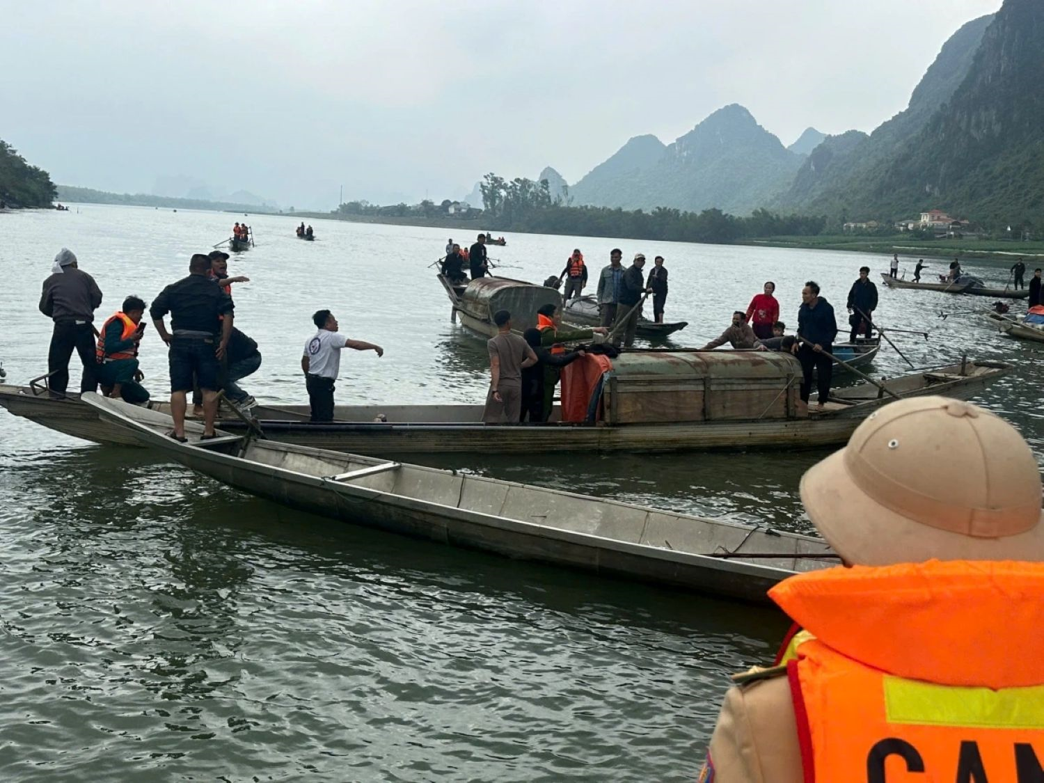Vụ lật thuyền trên sông Gianh: Tìm thấy thi thể 1 nạn nhân
