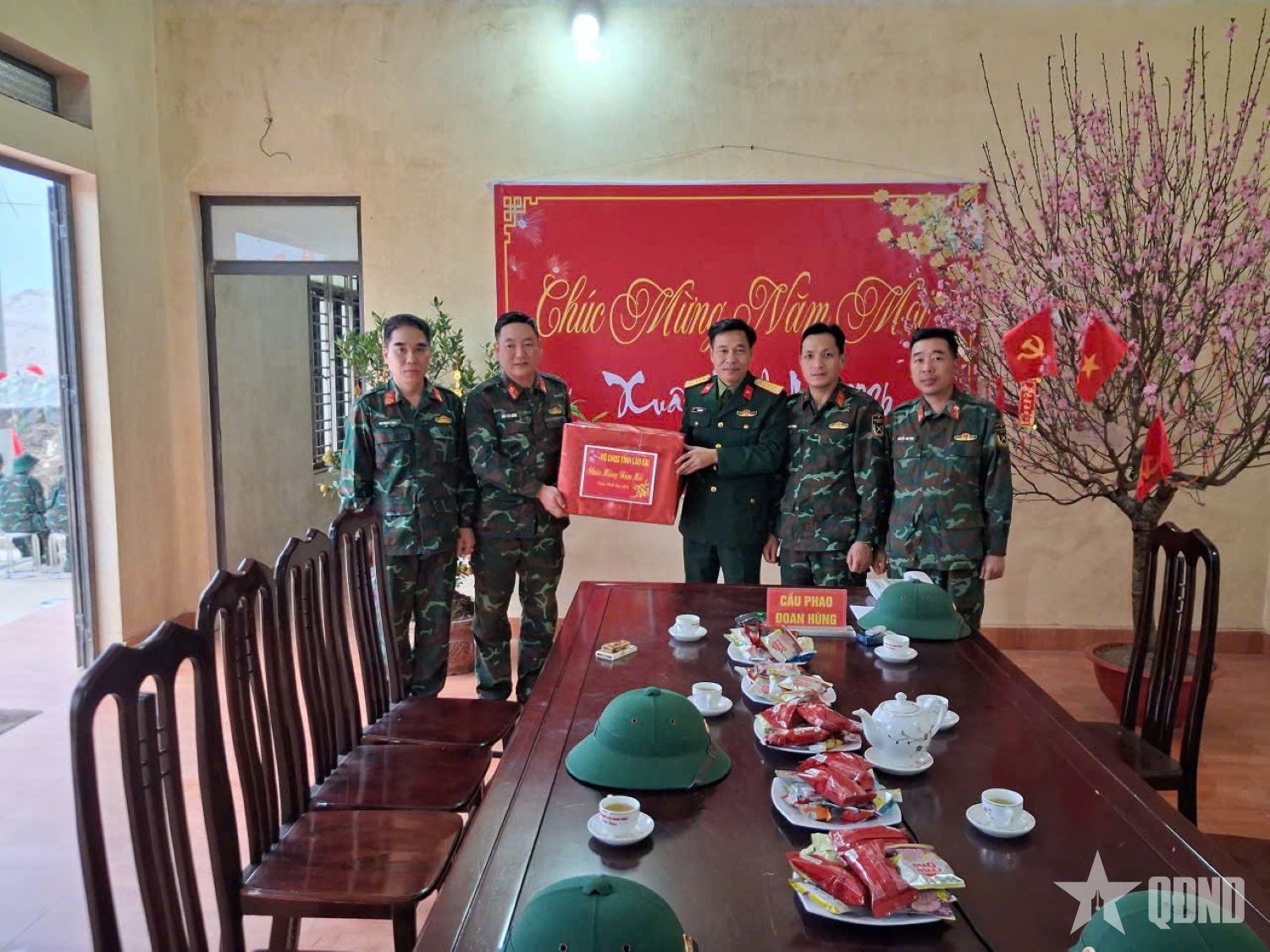 Bộ CHQS tỉnh Lào Cai thăm, chúc Tết lực lượng bảo đảm cầu phao Sông Lô