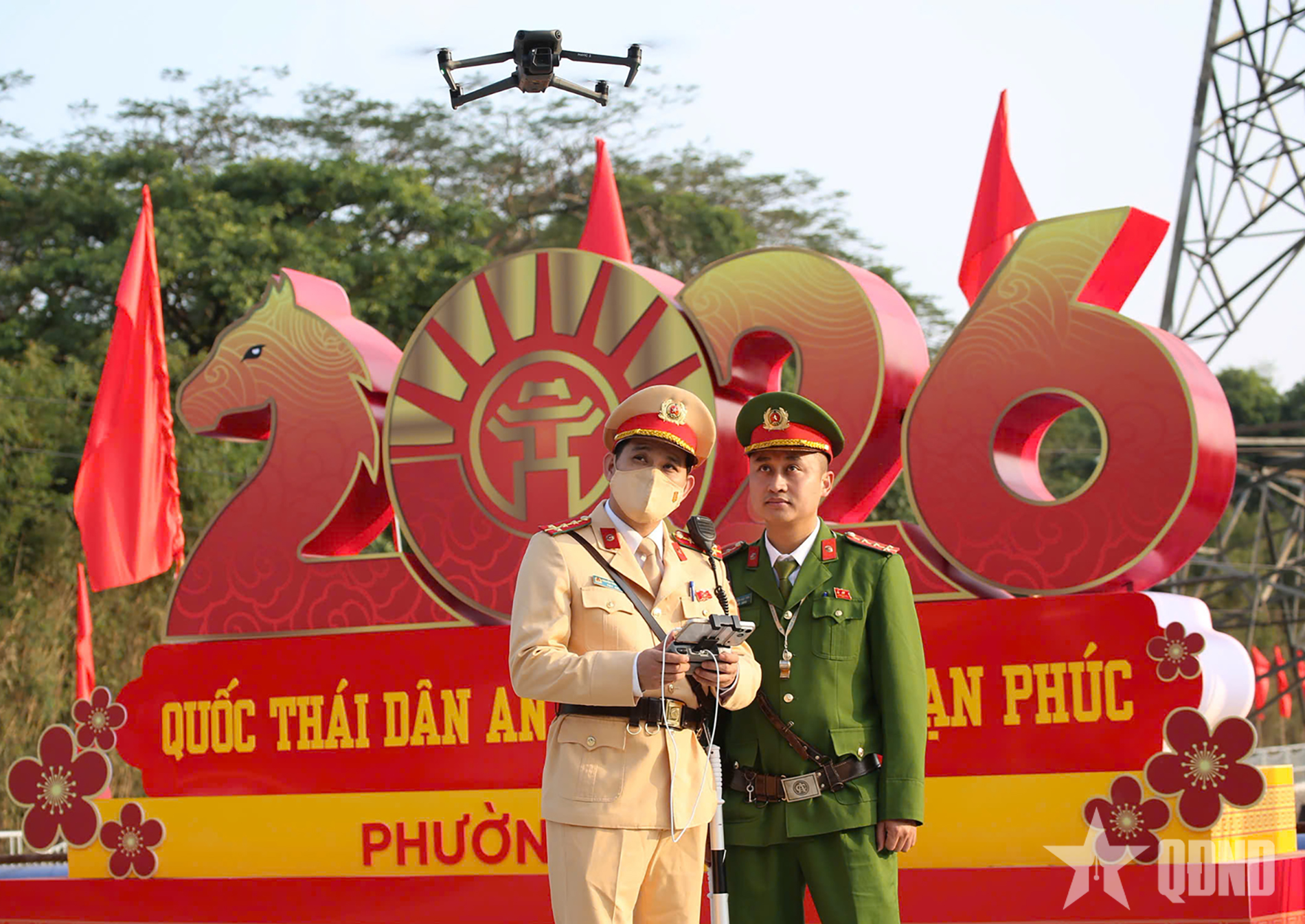 Hà Nội: Cảnh sát giao thông dùng flycam theo dõi tình hình giao thông