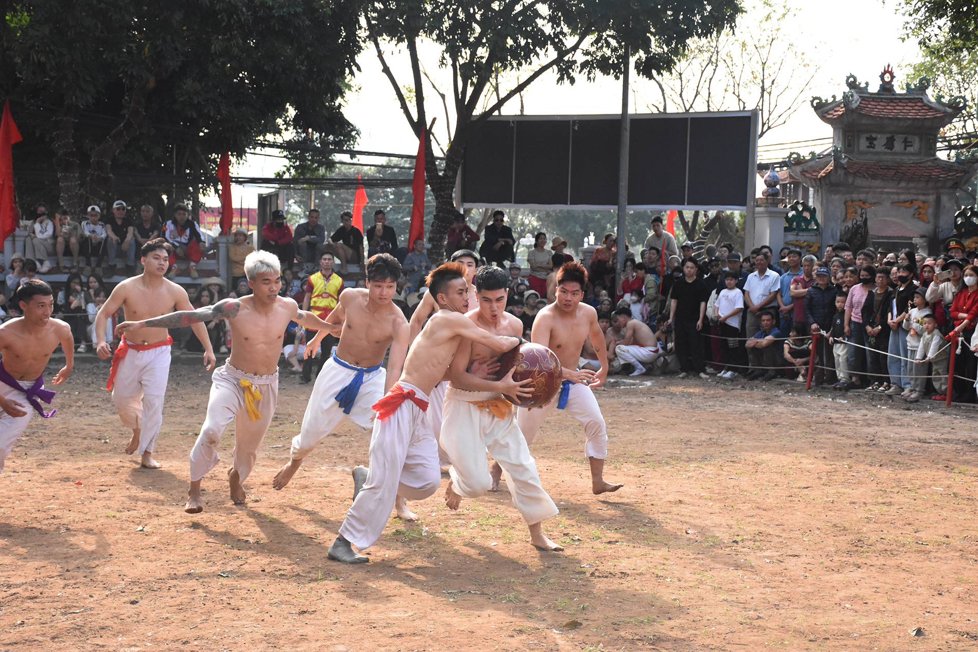 Trai tráng mình trần vật cầu nặng 20kg trong hội làng Thúy Lĩnh

