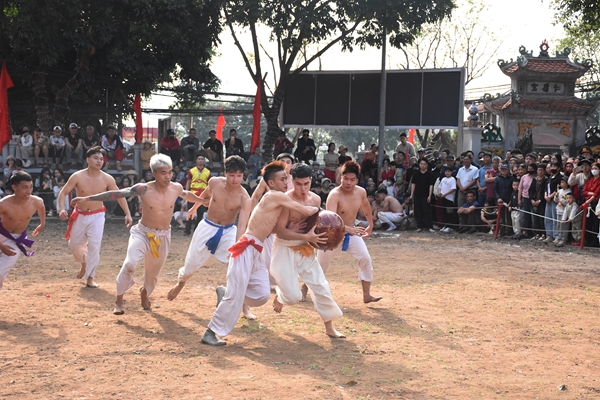 Trai tráng mình trần vật cầu nặng 20kg trong hội làng Thúy Lĩnh