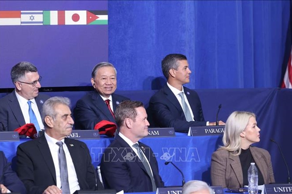 Bộ trưởng Ngoại giao Lê Hoài Trung trả lời phỏng vấn về kết quả chuyến tham dự Cuộc họp Khai mạc Hội đồng Hòa bình về Gaza