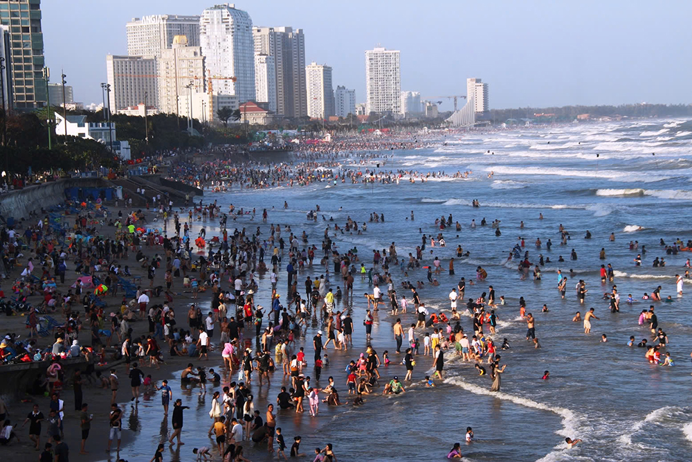 Dòng người đổ về Vũng Tàu tắm biển ngày cuối kỳ nghỉ Tết