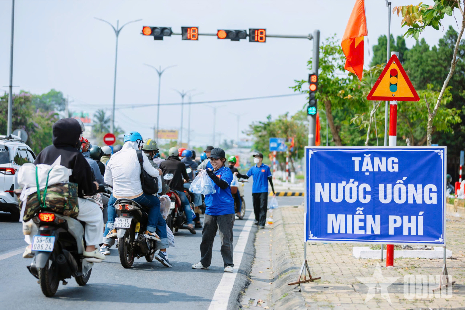 Những chai nước mát tiếp sức người dân trở lại TP Hồ Chí Minh sau Tết