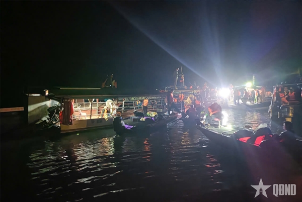 Đặc công Hải quân tìm thấy 1 nạn nhân mất tích trong vụ va chạm tàu ở Lào Cai