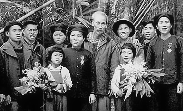 Nguyễn Thị Chiên-Nữ Anh hùng đầu tiên của Quân đội ta