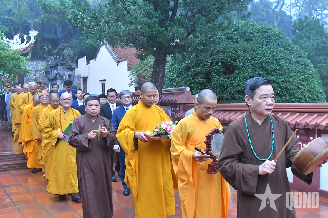 Hàng vạn du khách trẩy hội chùa Hương