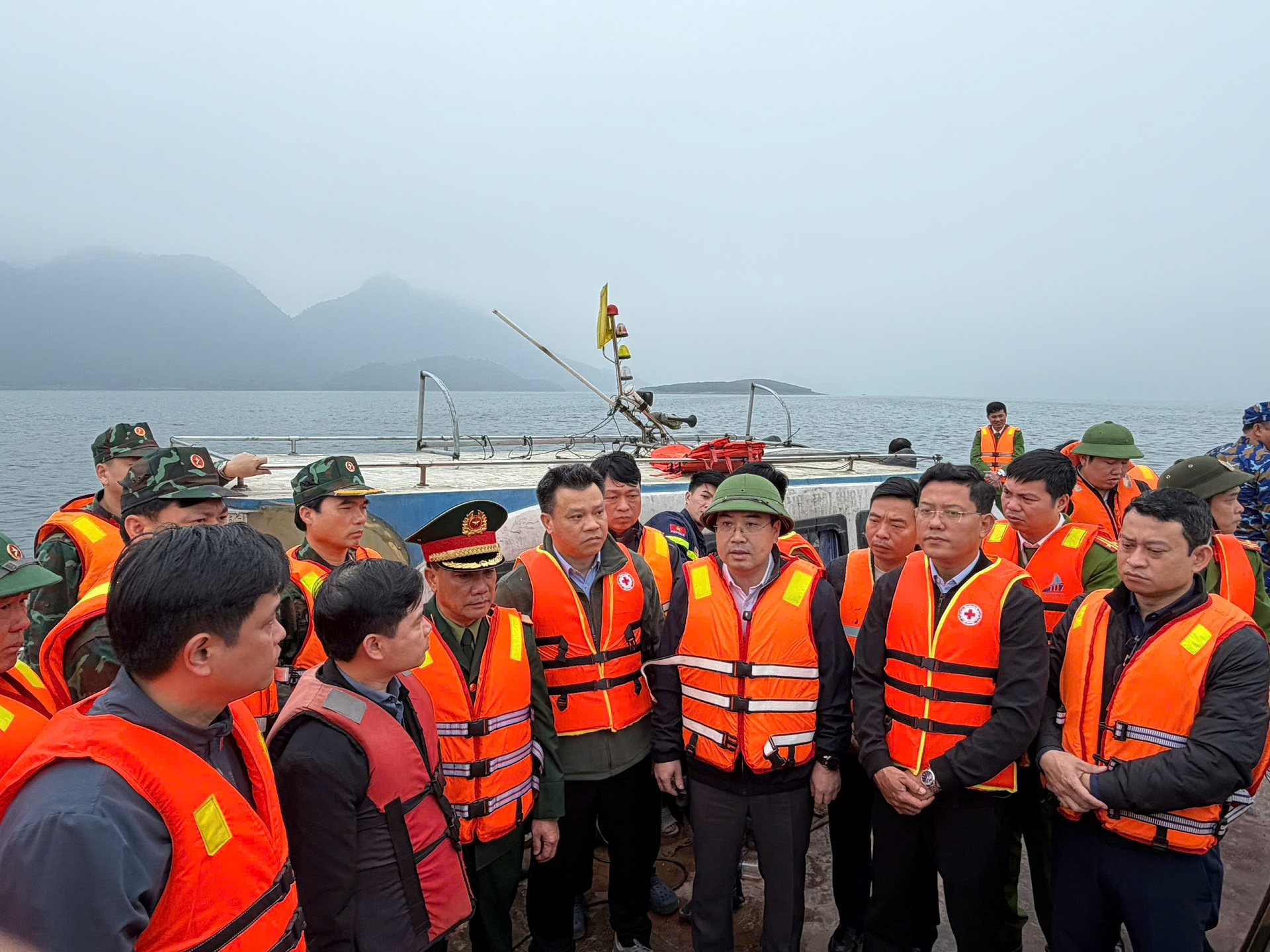 Tiếp tục khẩn trương tìm kiếm người mất tích trên hồ Thác Bà (Lào Cai)