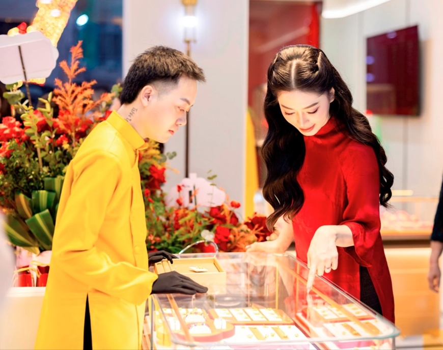 Giá vàng hôm nay (trưa 23-2): Tăng vọt phiên đầu tuần