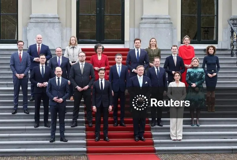 Thủ tướng trẻ nhất lịch sử Hà Lan cùng nội các tuyên thệ nhậm chức